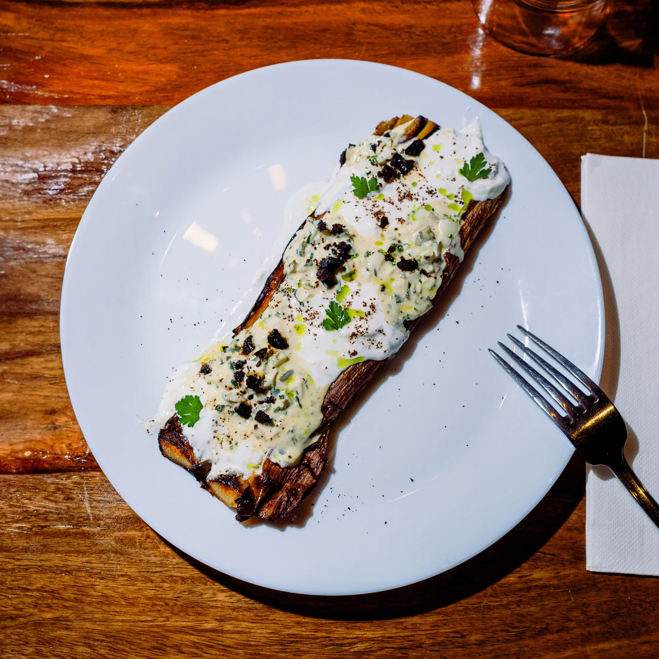 Tartine crémeuse garnie d’herbes et de truffe