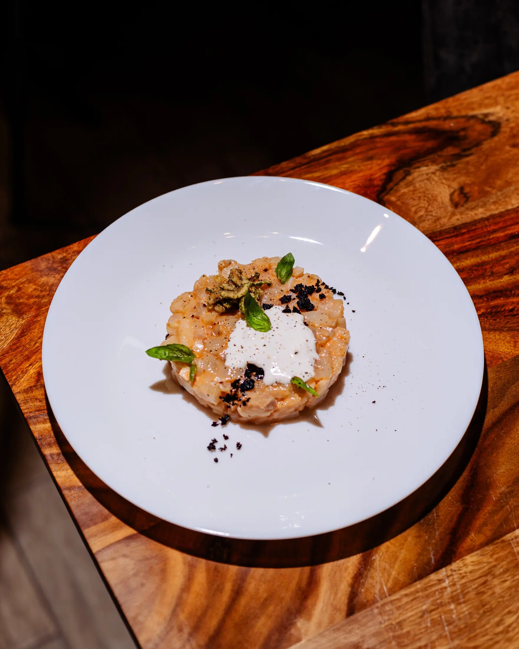 Tartare de poisson, crème et basilic
