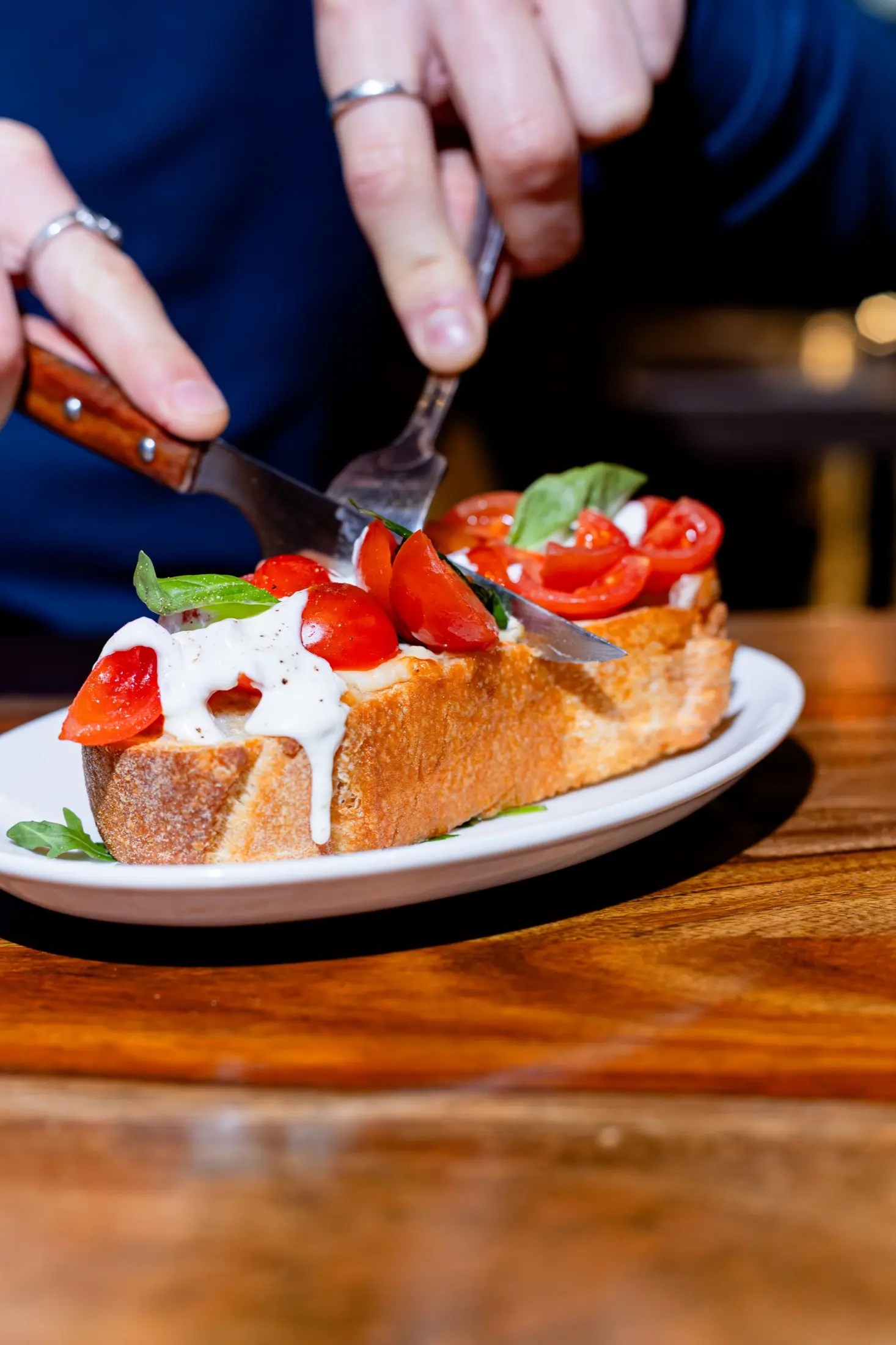 Antipasto di burrata e pomodori da condividere