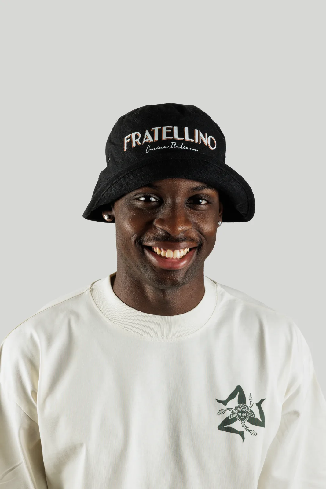Cappello bucket Fratellino nero ricamato, indossato di fronte