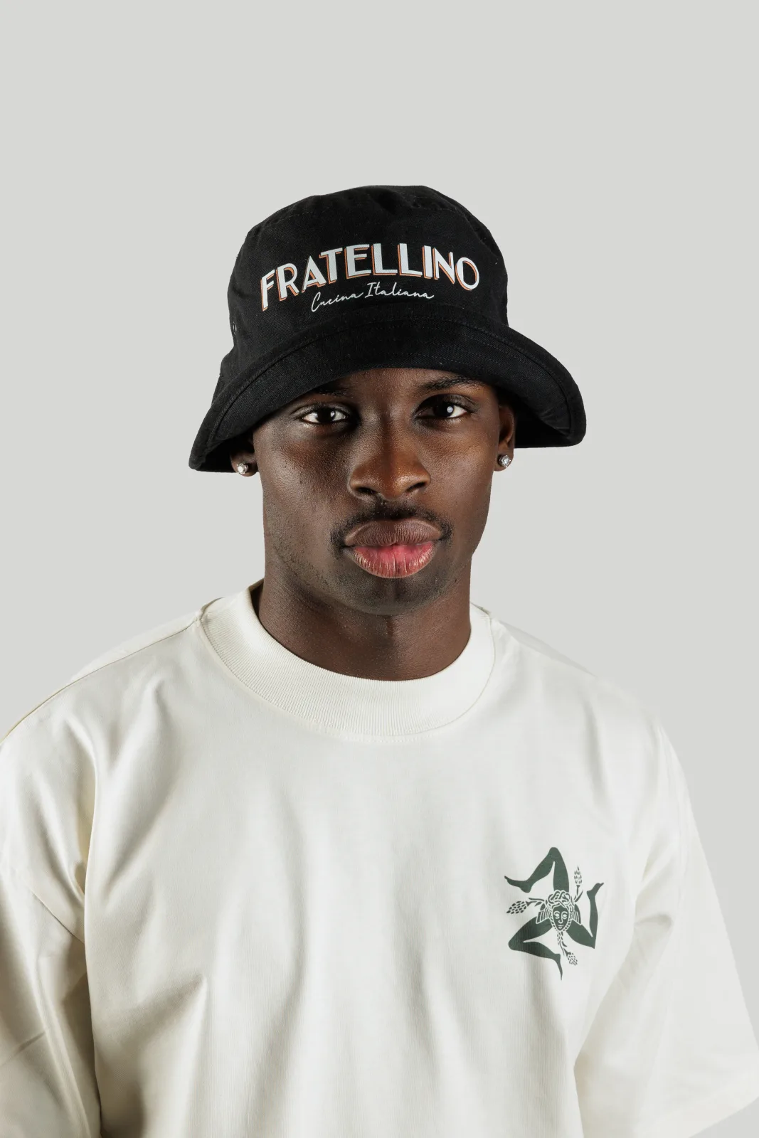 Sombrero bucket Fratellino negro bordado, puesto de frente