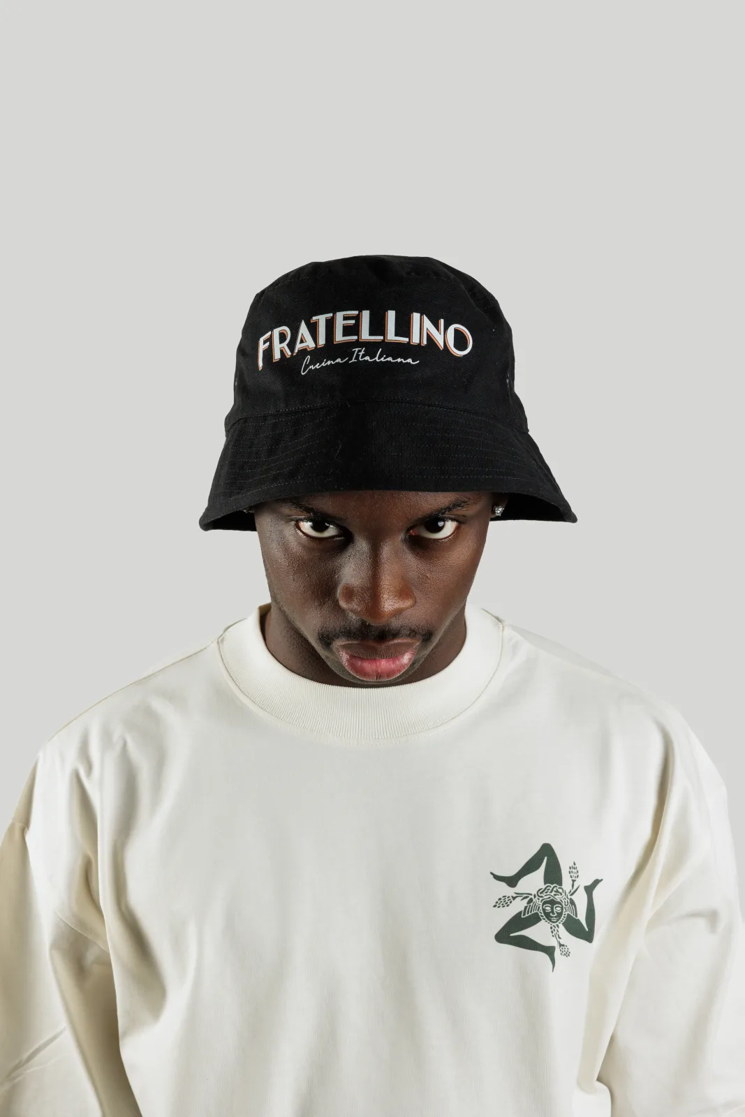 Cappello bucket Fratellino nero ricamato, indossato di fronte