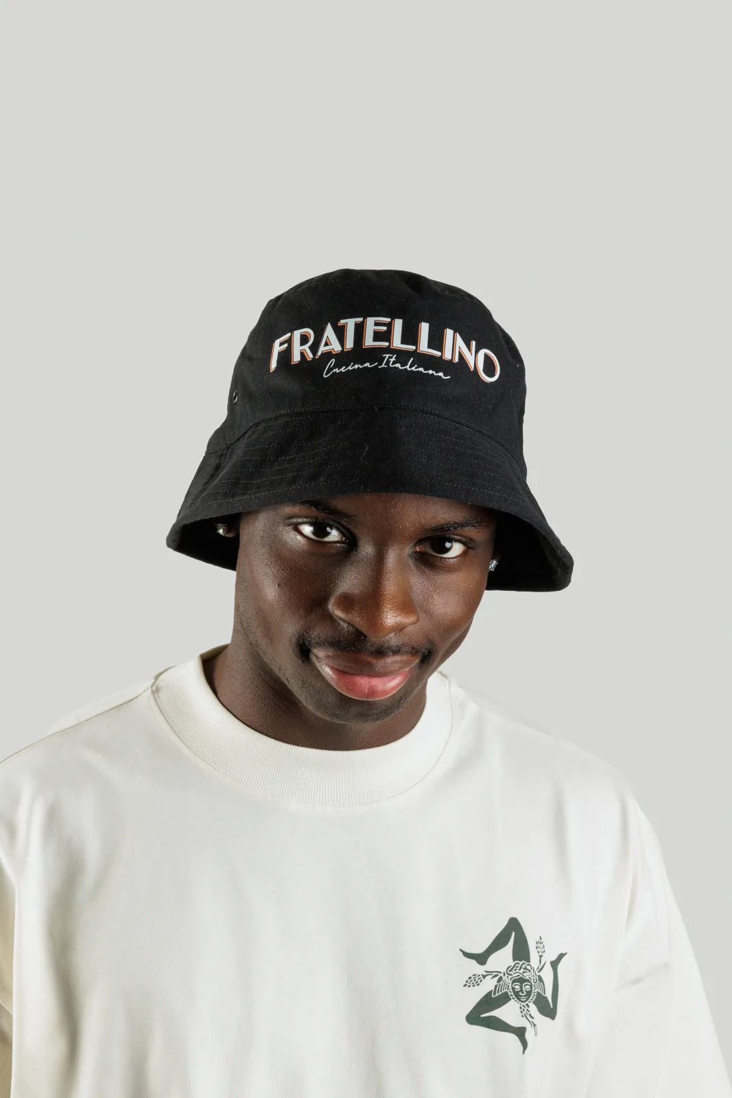 Cappello bucket Fratellino nero ricamato, indossato di fronte