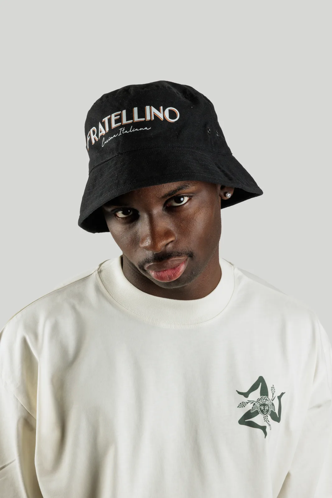 Cappello bucket Fratellino nero ricamato, vista di tre quarti
