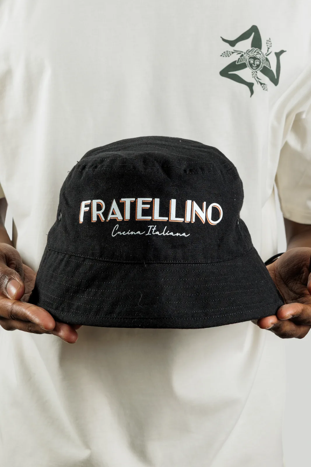 Cappello bucket Fratellino nero ricamato, vista frontale