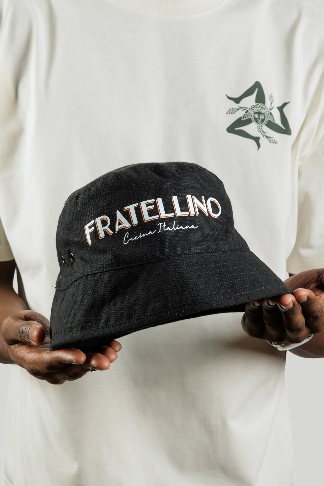 Cappello bucket Fratellino nero ricamato, vista frontale