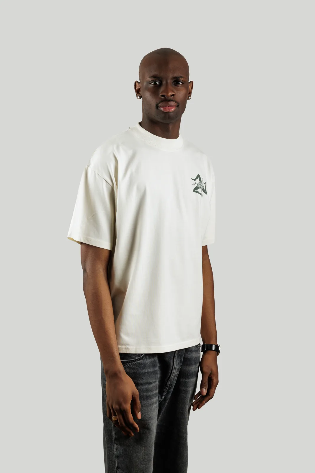 T-shirt Scopa Solare color crema, indossato di fronte