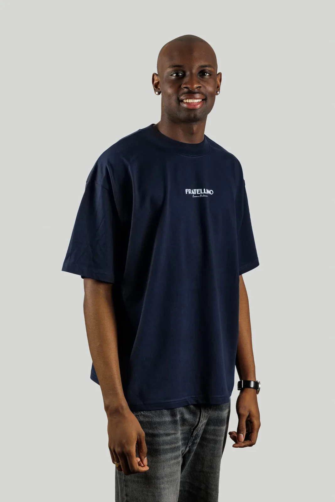 T-shirt Sicilia blu navy, indossato di fronte