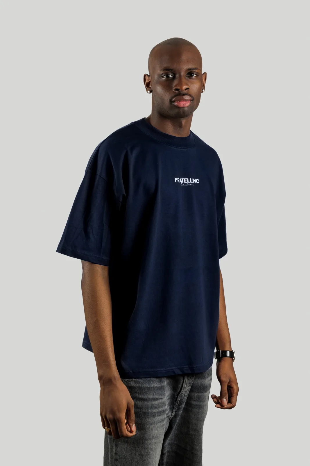 T-shirt Sicilia blu navy, indossato di fronte