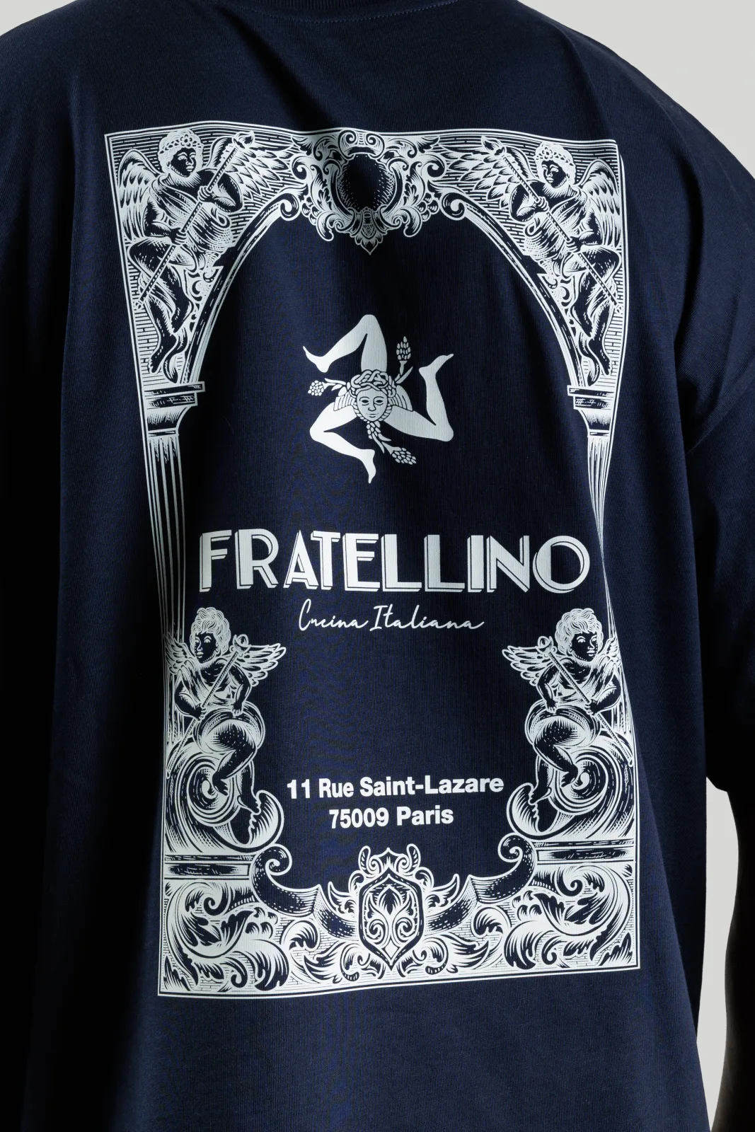 T-shirt Sicilia blu navy, dettaglio della stampa posteriore