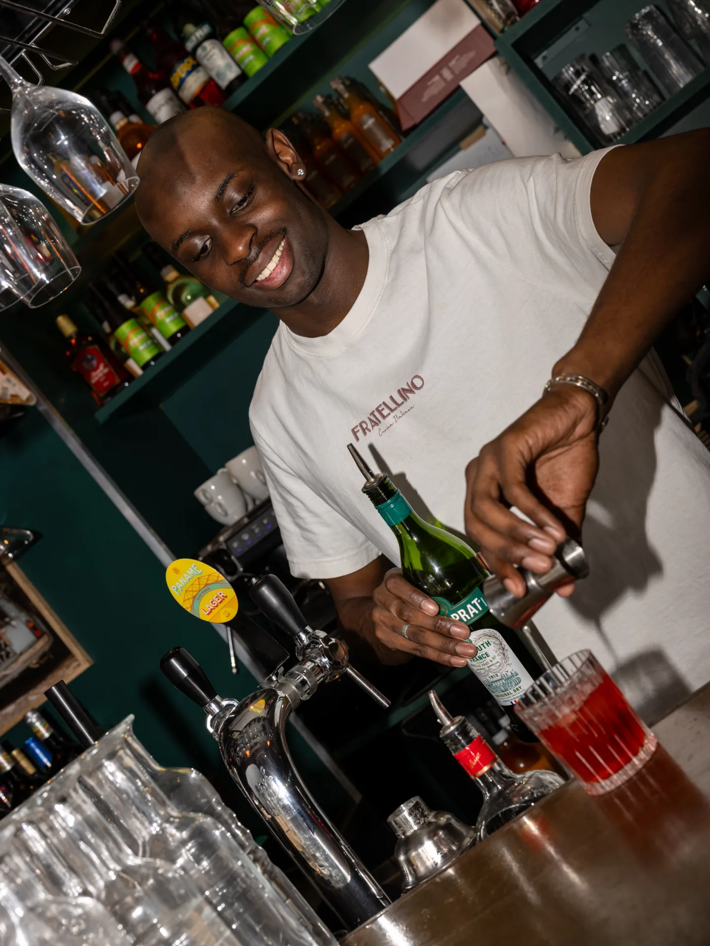 Il barman prepara i cocktail Fratellino