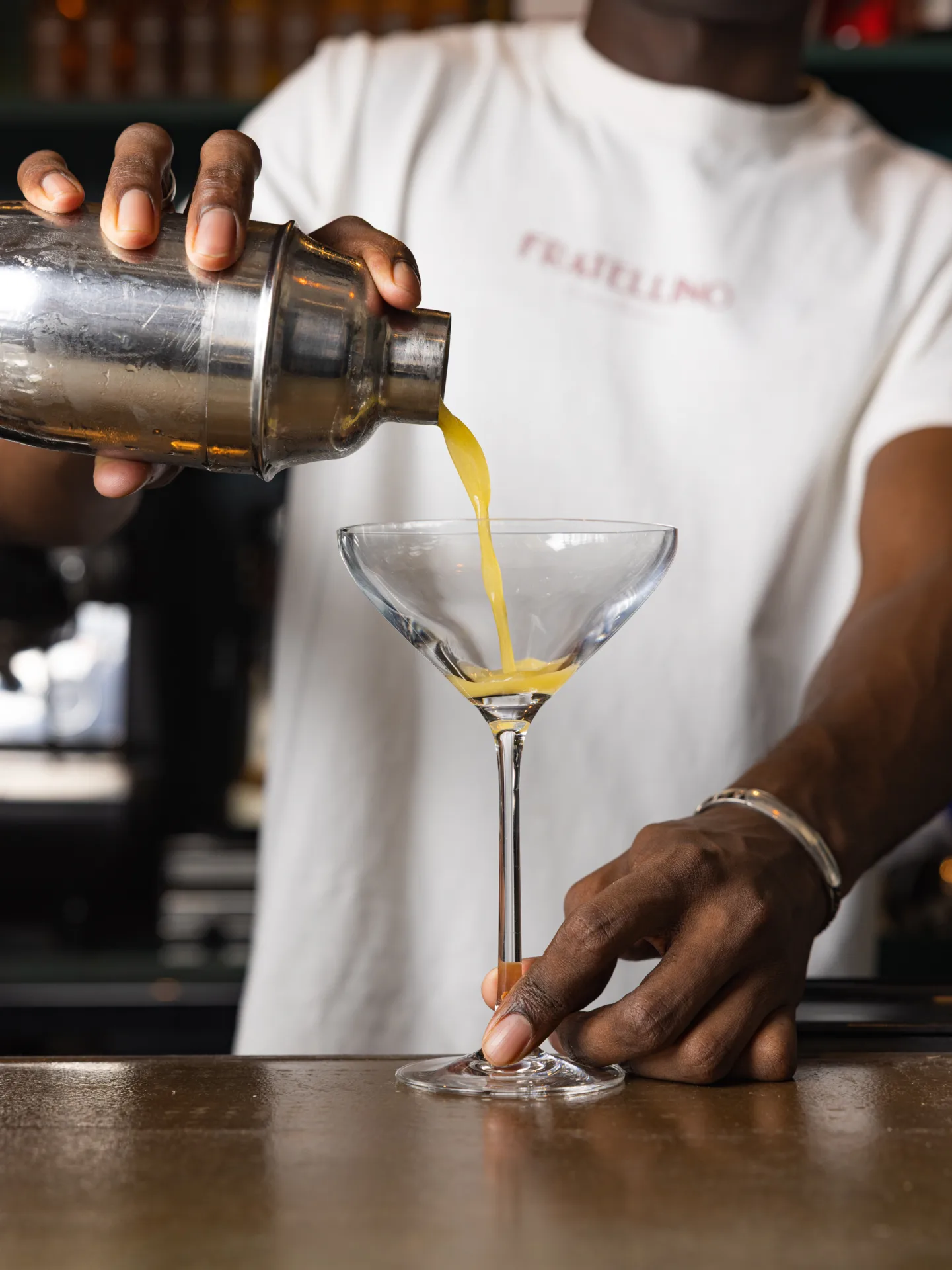 Preparazione di un cocktail con lo shaker