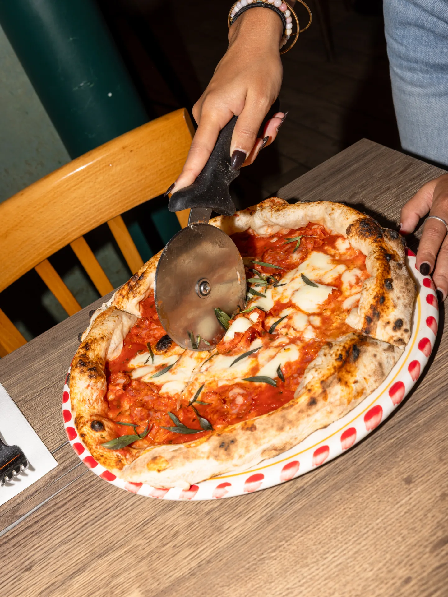 Taglio della pizza a tavola