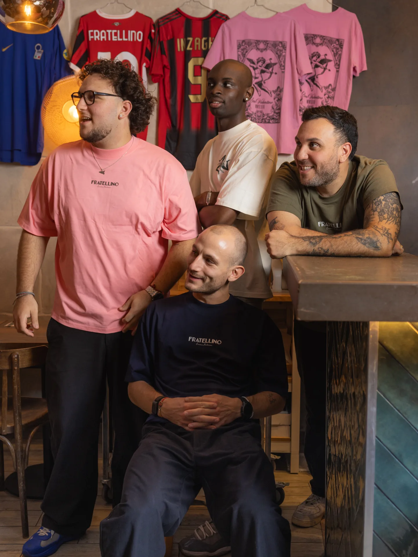 La squadra Fratellino riunita al banco