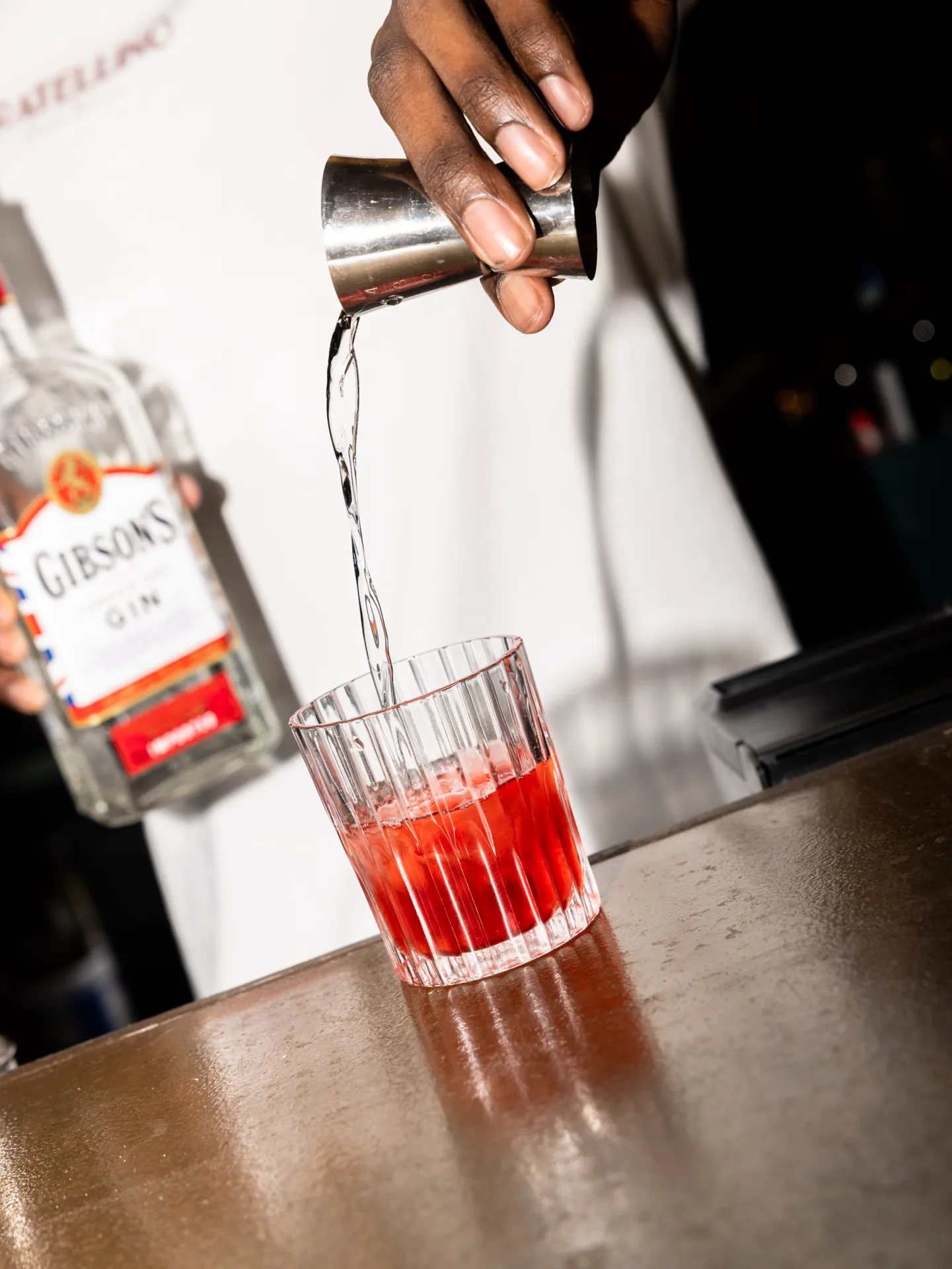 Preparazione di un negroni al bar