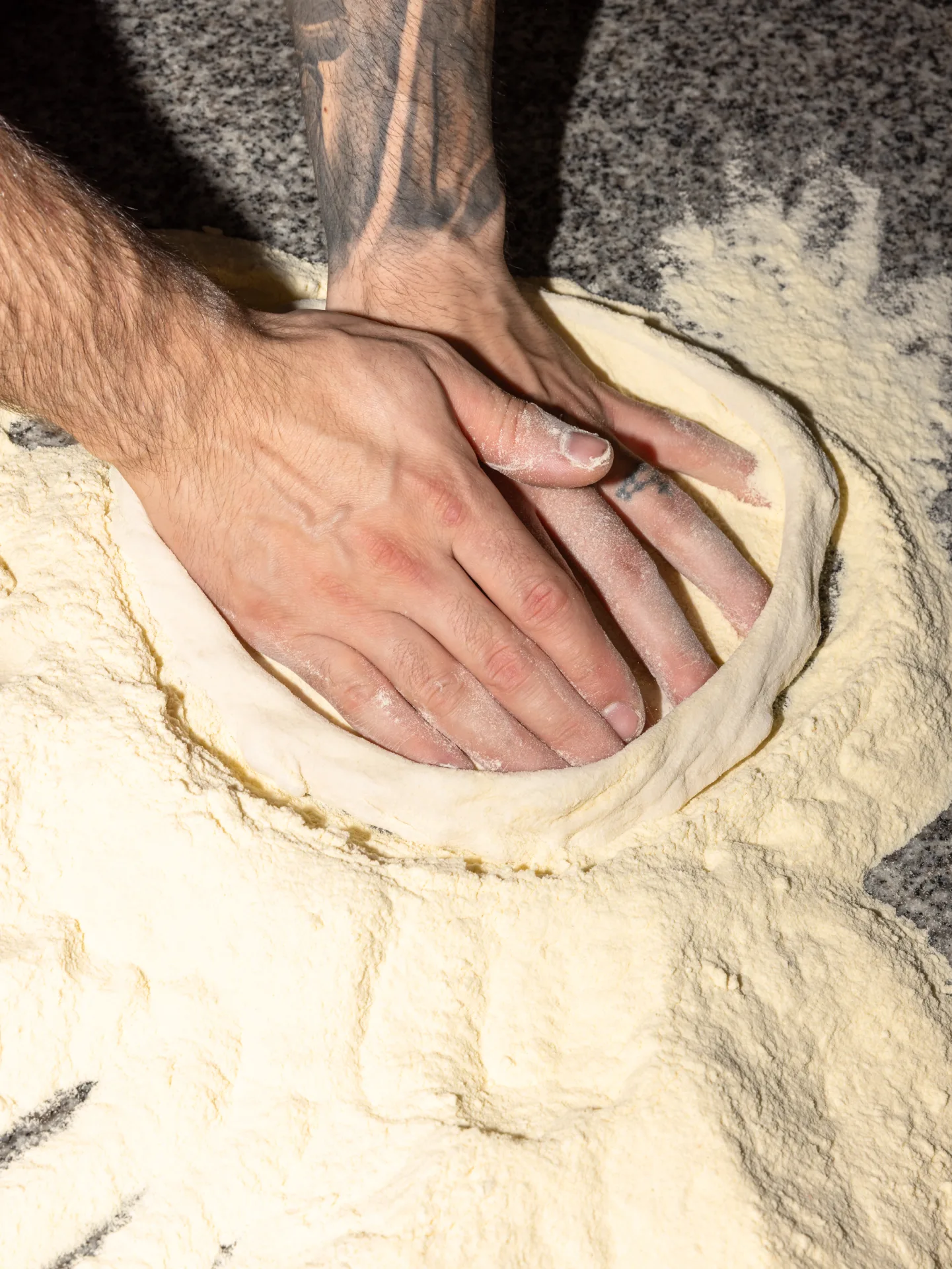 La pâte à pizza travaillée à la main