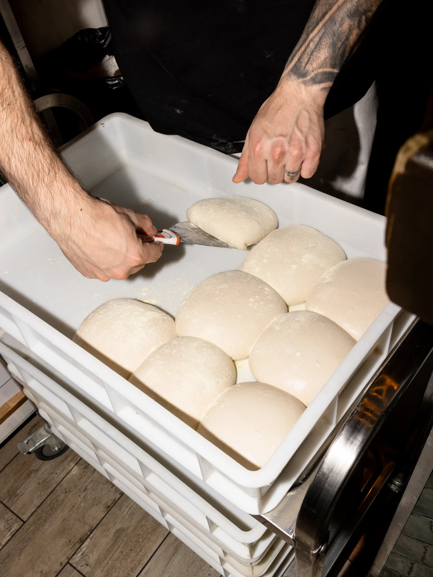 Panetti per pizza preparati in cucina