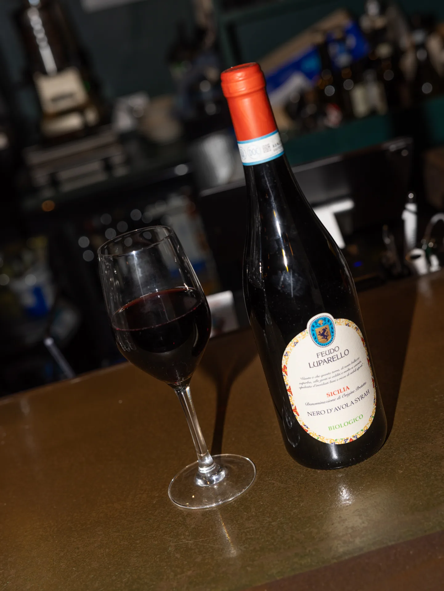 Una bottiglia di vino italiano e un calice