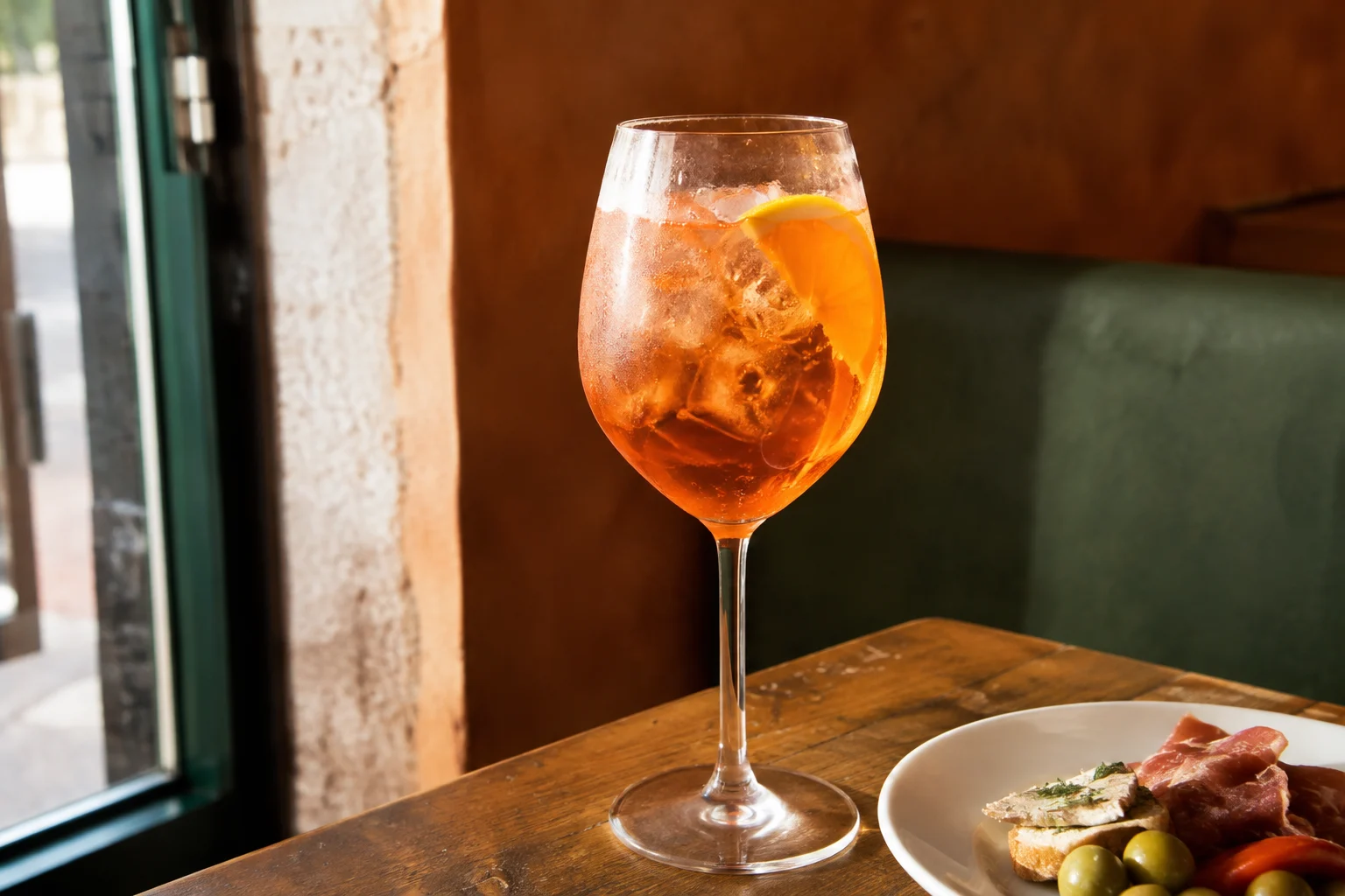 Verre d'Aperol Spritz avec tranche d'orange et glaçons