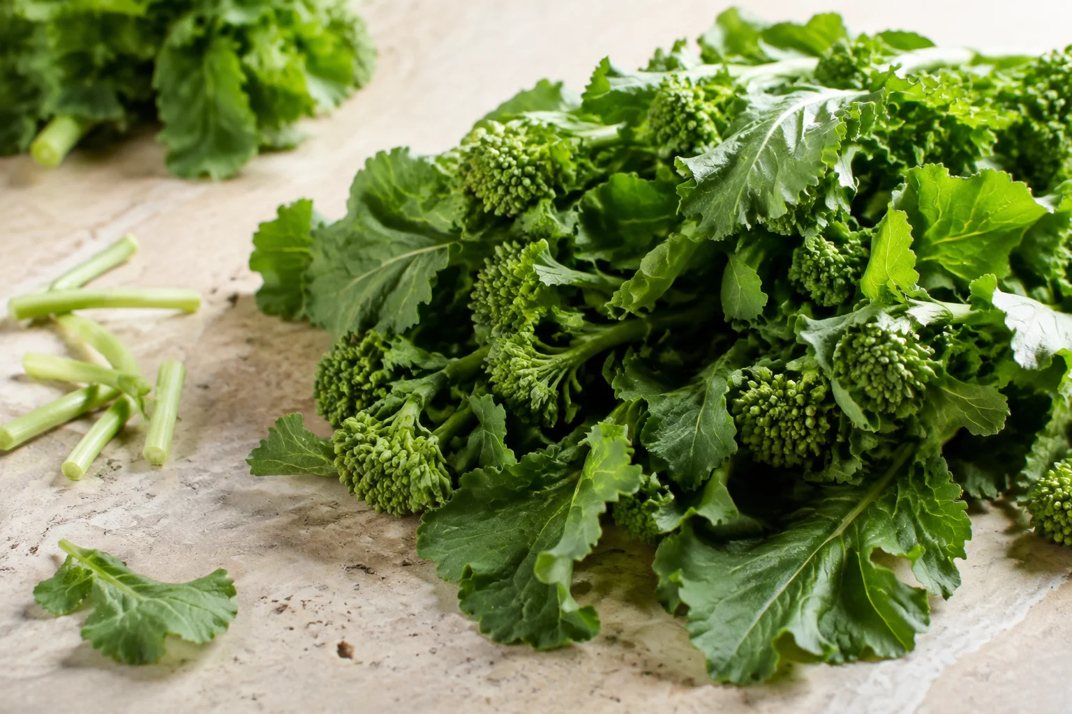 Cime di rapa fraîche sur un fond en bois