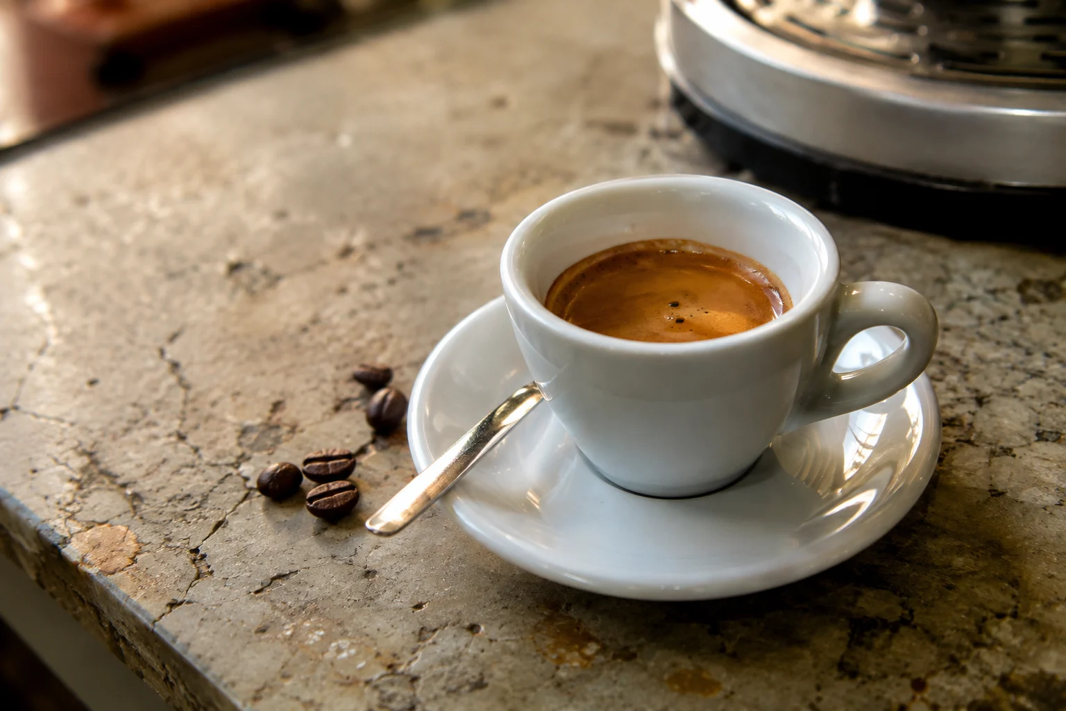 Tasse d'espresso italien avec crema sur un comptoir en bois