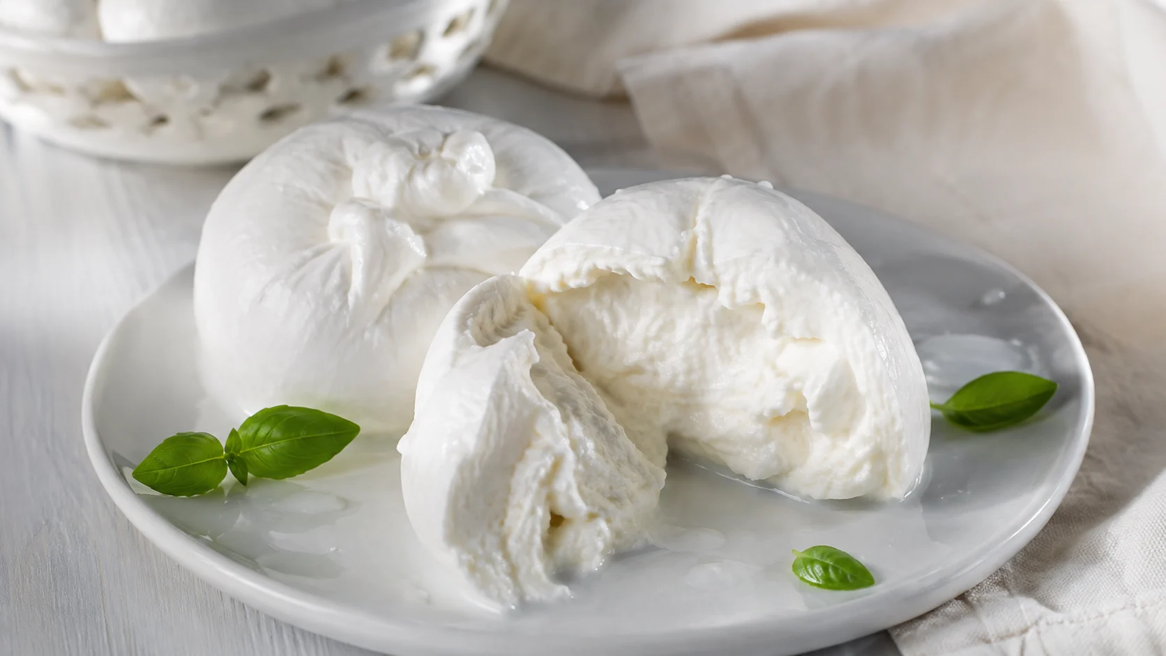 Tranches de Fior di Latte, mozzarella blanche et moelleuse sur pizza