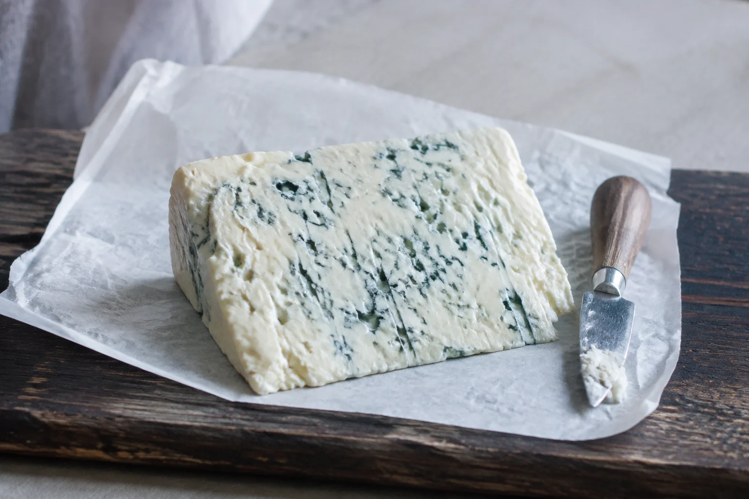 Fromage Gorgonzola persillé sur planche en bois