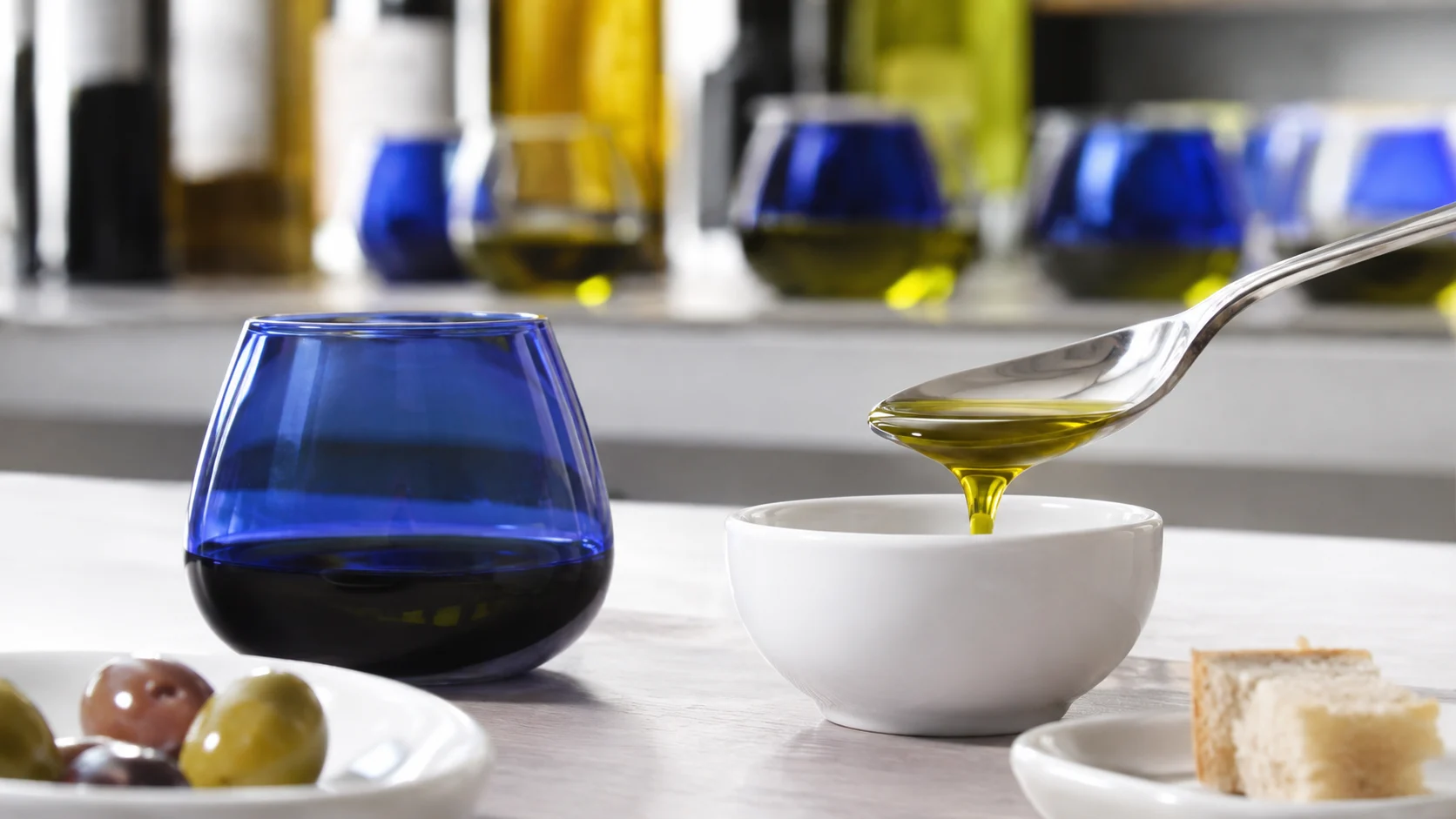 Bouteille d'huile d'olive extra vierge italienne posée sur une table en bois