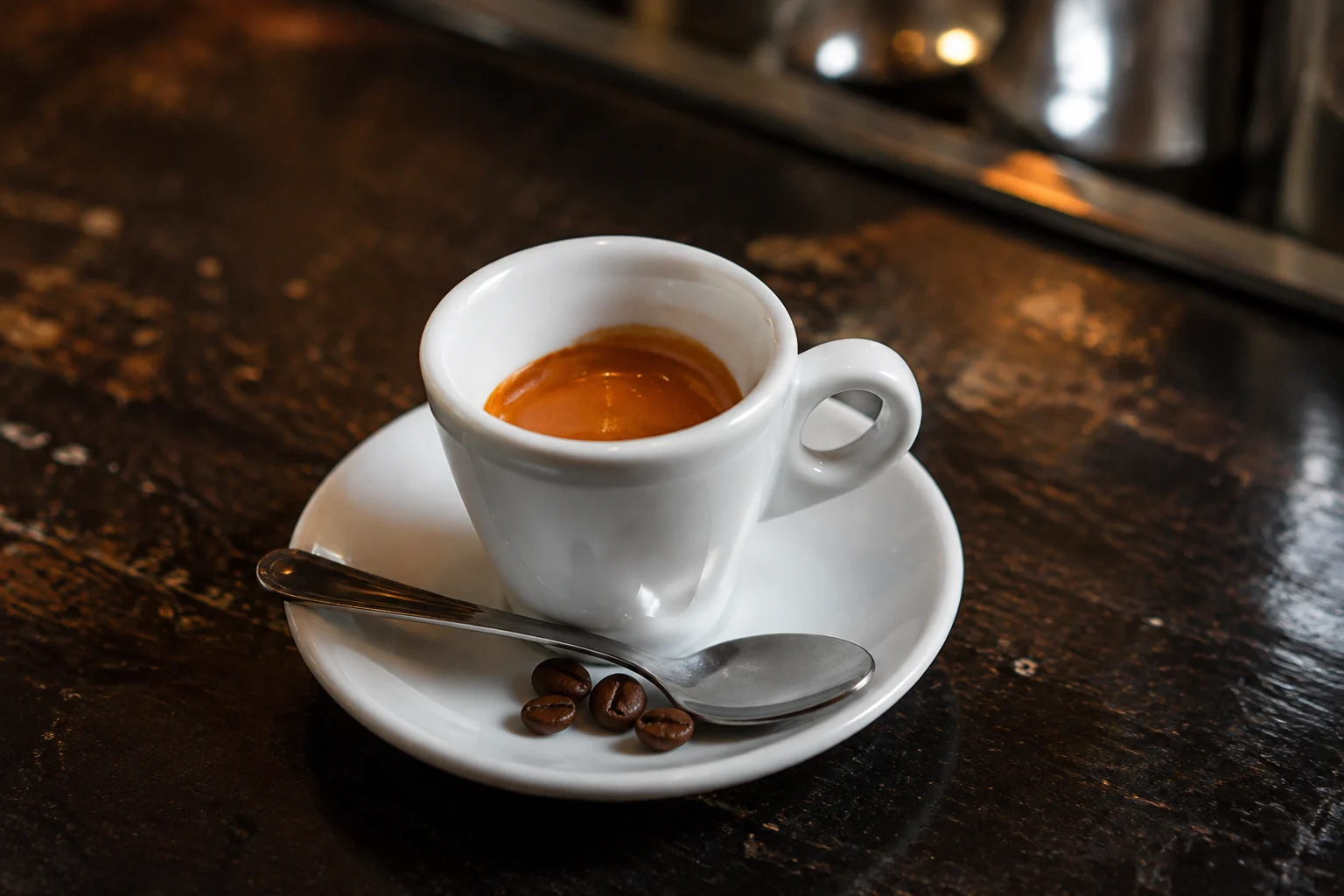 Tasse de ristretto italien avec mousse brune crémeuse