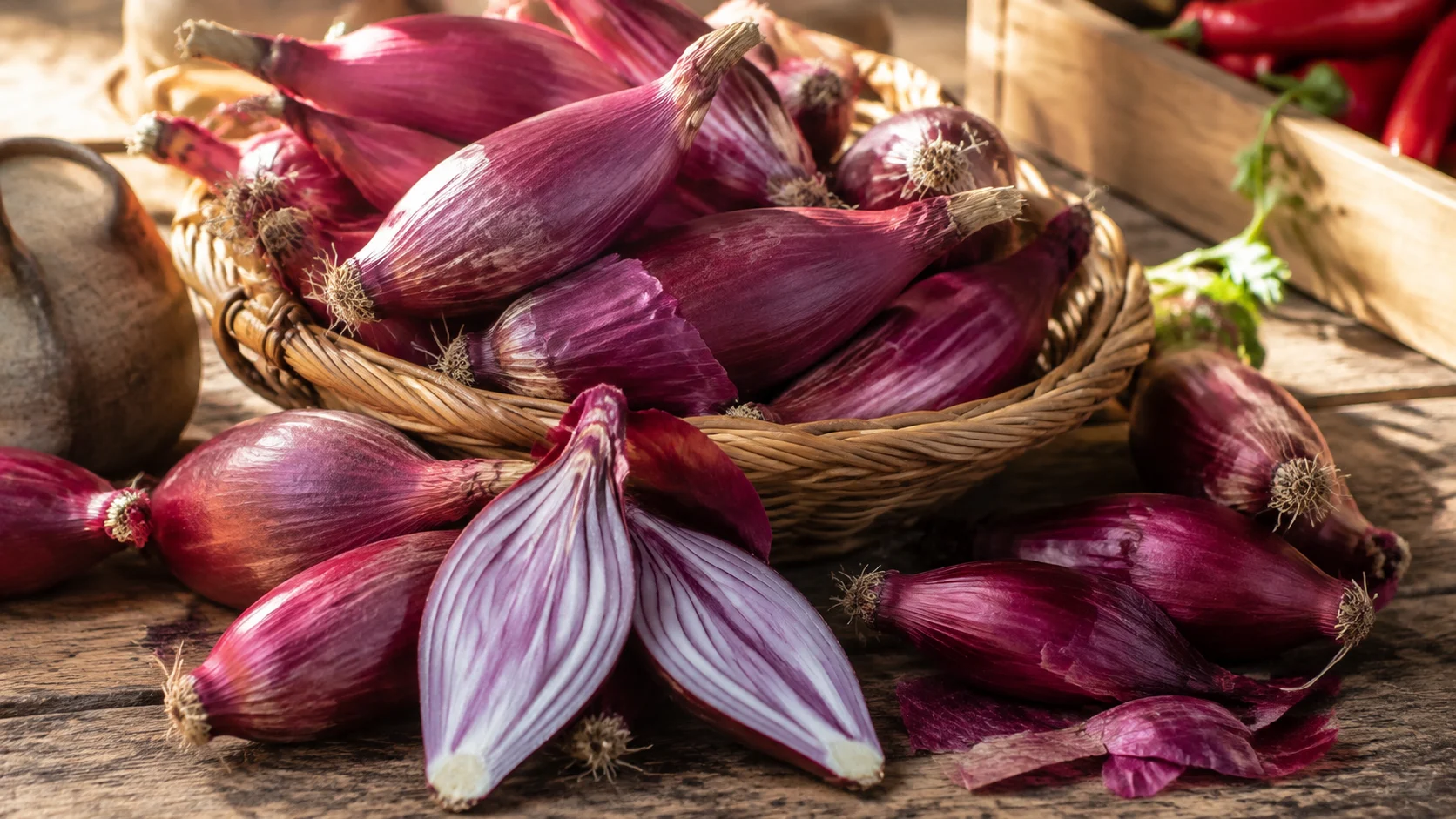 Bulbes d'oignon rouge de Tropea posés sur une table rustique