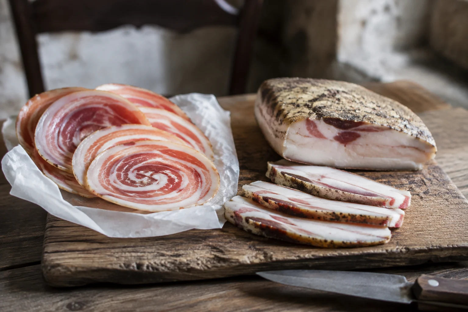 Tranches de pancetta et guanciale côte à côte