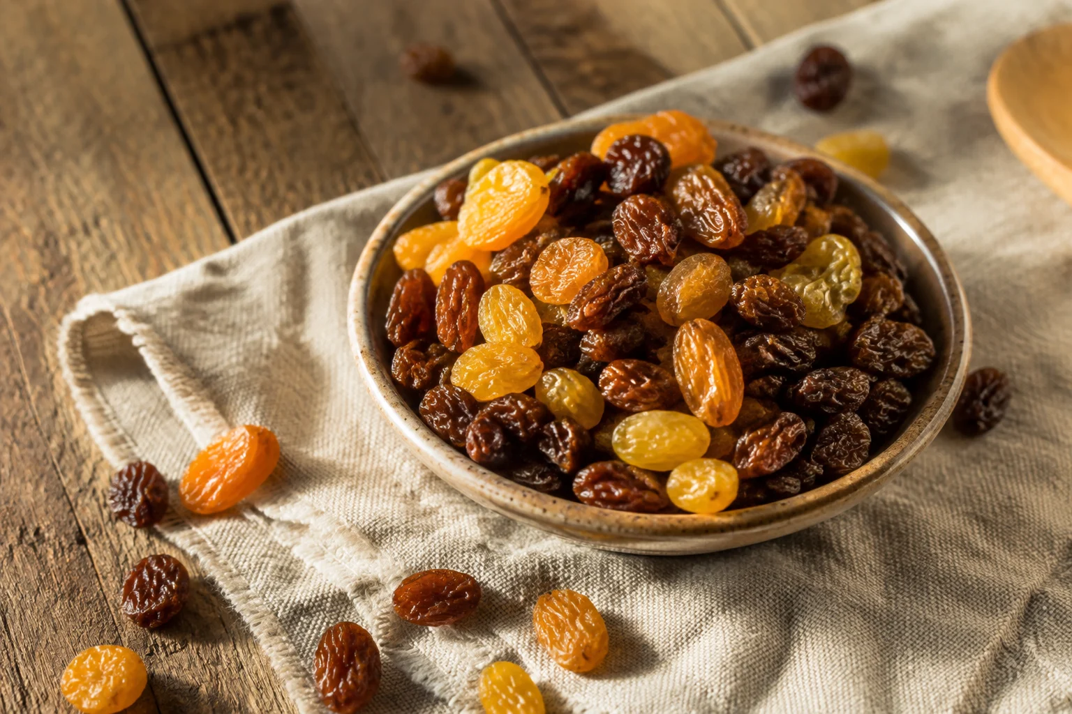 Grappes de raisins secs italiens traditionnels étalées au soleil